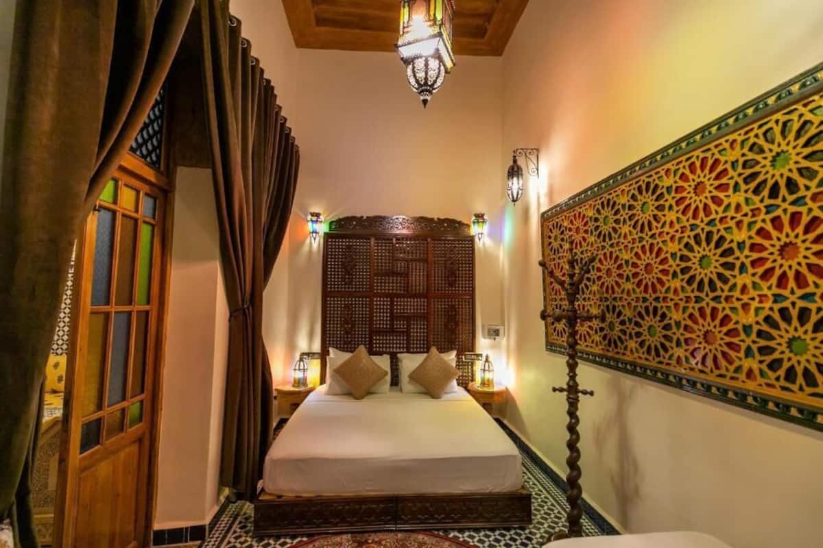 Doppel- oder Zweibettzimmer, Terrasse, Blick auf den Innenhof | Schreibtisch, laptopgeeigneter Arbeitsplatz, Bügeleisen/Bügelbrett