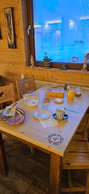 Dining - Studio "1" with Mountain View, Shared Terrace and Wi-Fi (Les Déserts)