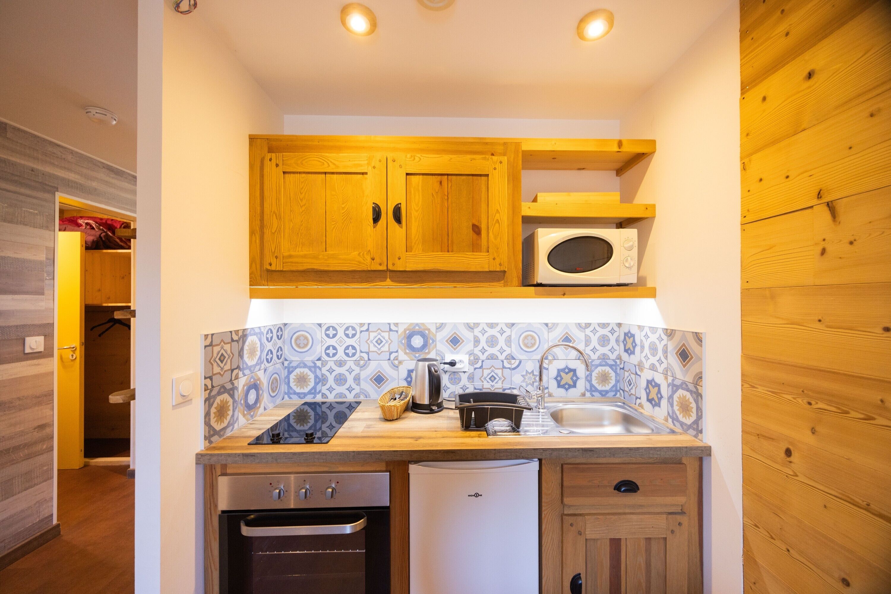 Réfrigérateur, micro-ondes, four, plaque de cuisson