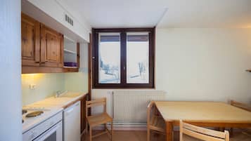 Kylskåp, mikrovågsugn, ugn och spishäll