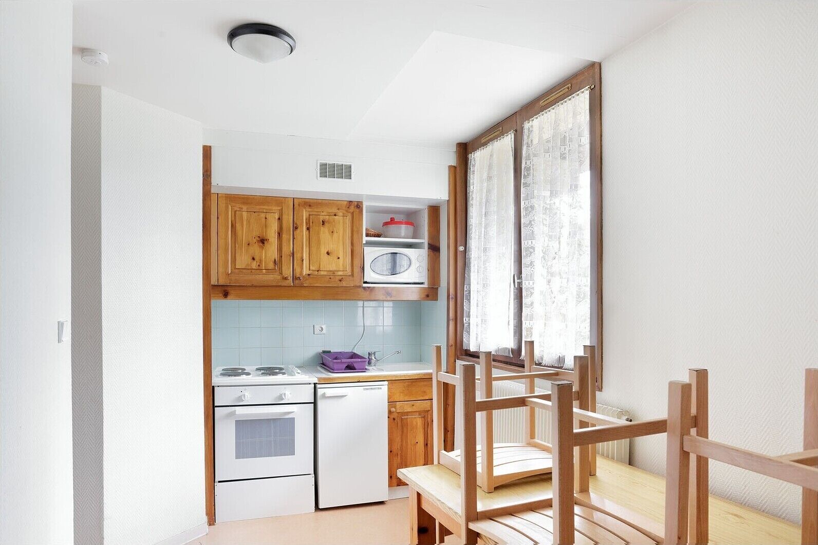 Kylskåp, mikrovågsugn, ugn och spishäll