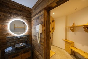 Shower - Studio “7” with Mountain View, Shared Terrace, and Wi-Fi (Les Déserts)