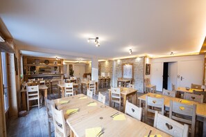 Dining - Studio “7” with Mountain View, Shared Terrace, and Wi-Fi (Les Déserts)