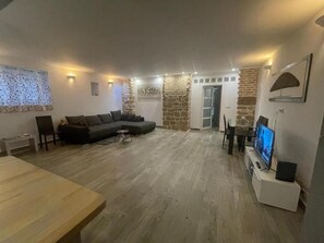 Living area - 5 minutes from downtown Colmar! Large apartment with free public parking (Colmar)