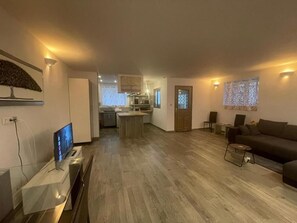 Living area - 5 minutes from downtown Colmar! Large apartment with free public parking (Colmar)