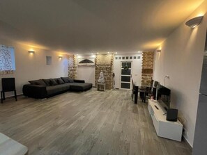 Living area - 5 minutes from downtown Colmar! Large apartment with free public parking (Colmar)
