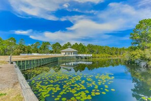 Property grounds - 🌴Lake + Pool Views | 4 Bikes | Under 550yds to Beach | Paradise 2205 (Santa Rosa Beach)