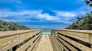 A wooden boardwalk leading to a beach with a clear view of the ocean and sky. - 🌴Lake + Pool Views | 4 Bikes | Under 550yds to Beach | Paradise 2205 (Santa Rosa Beach)