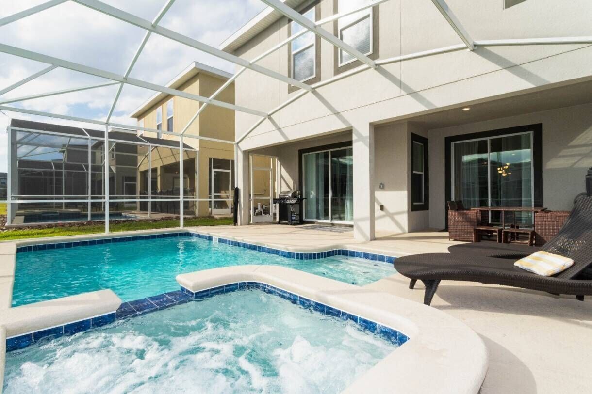 Una piscina al aire libre, una piscina climatizada
