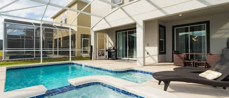 Una piscina al aire libre, una piscina climatizada