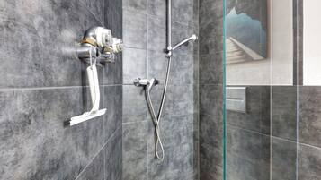 Dusche, Haartrockner, Handtücher