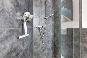 Douche, sèche-cheveux, serviettes fournies