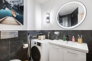 Douche, sèche-cheveux, serviettes fournies