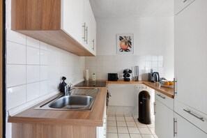 Frigorífic, forn, placa de cuina i rentaplats 