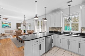 Coffee/tea maker, fridge, microwave, oven - Close to Beach, Bikes, Large Pool, South of 30A (Santa Rosa Beach)