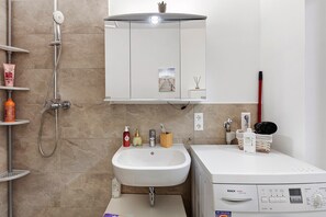 Een douche, een haardroger, handdoeken