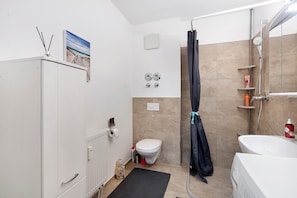 A bathroom with a toilet, shower, and sink. - Apartment 'Domus Lux 53' with Private Terrace and Wi-Fi (Bad Säckingen)