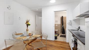 Een koelkast, een oven, een kookplaat, een vaatwasser