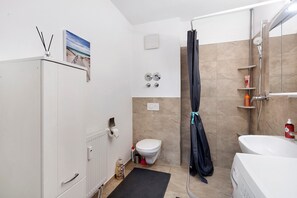 Dusche, Haartrockner, Handtücher