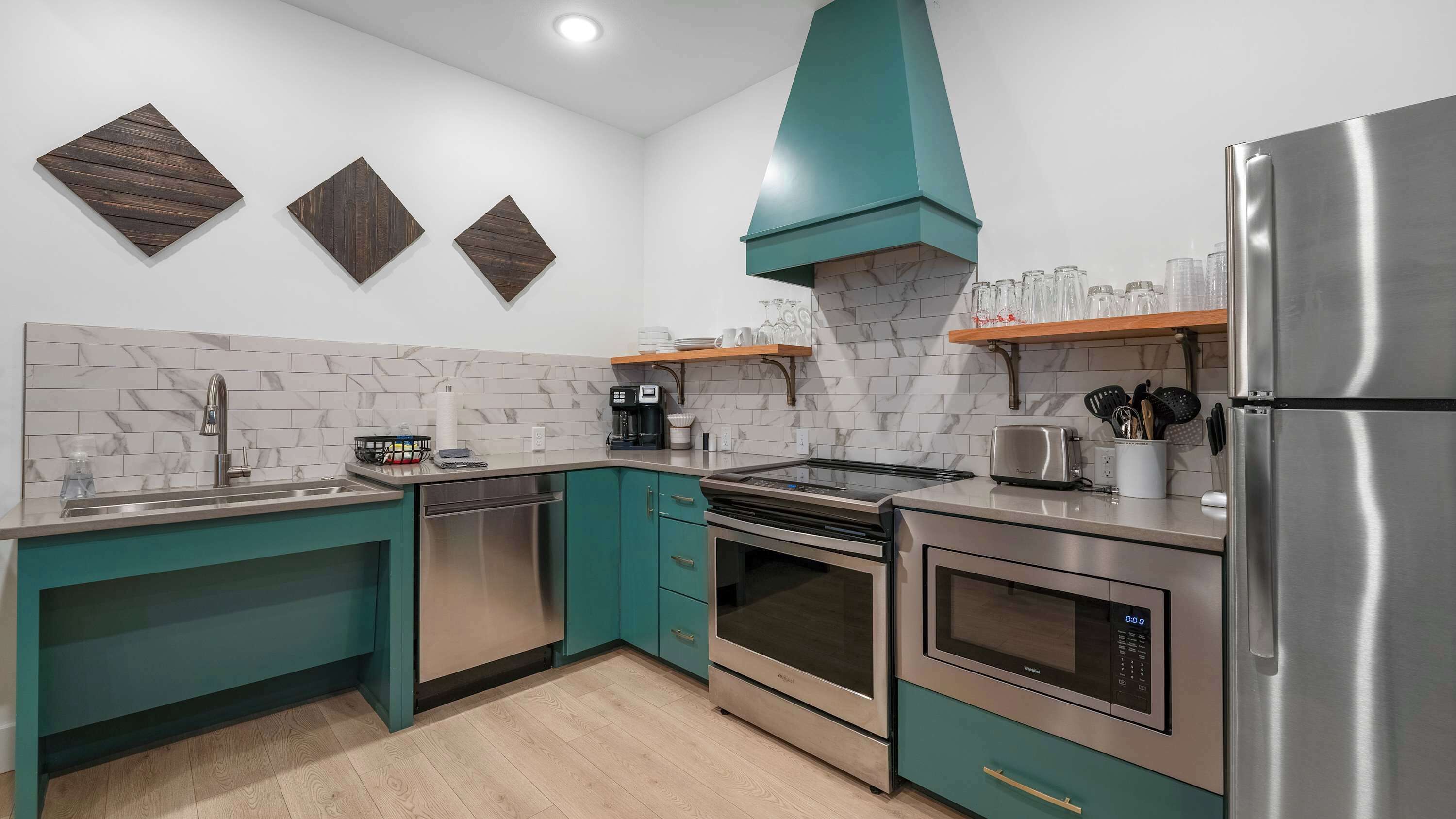 Coffee/tea maker, fridge, microwave, oven