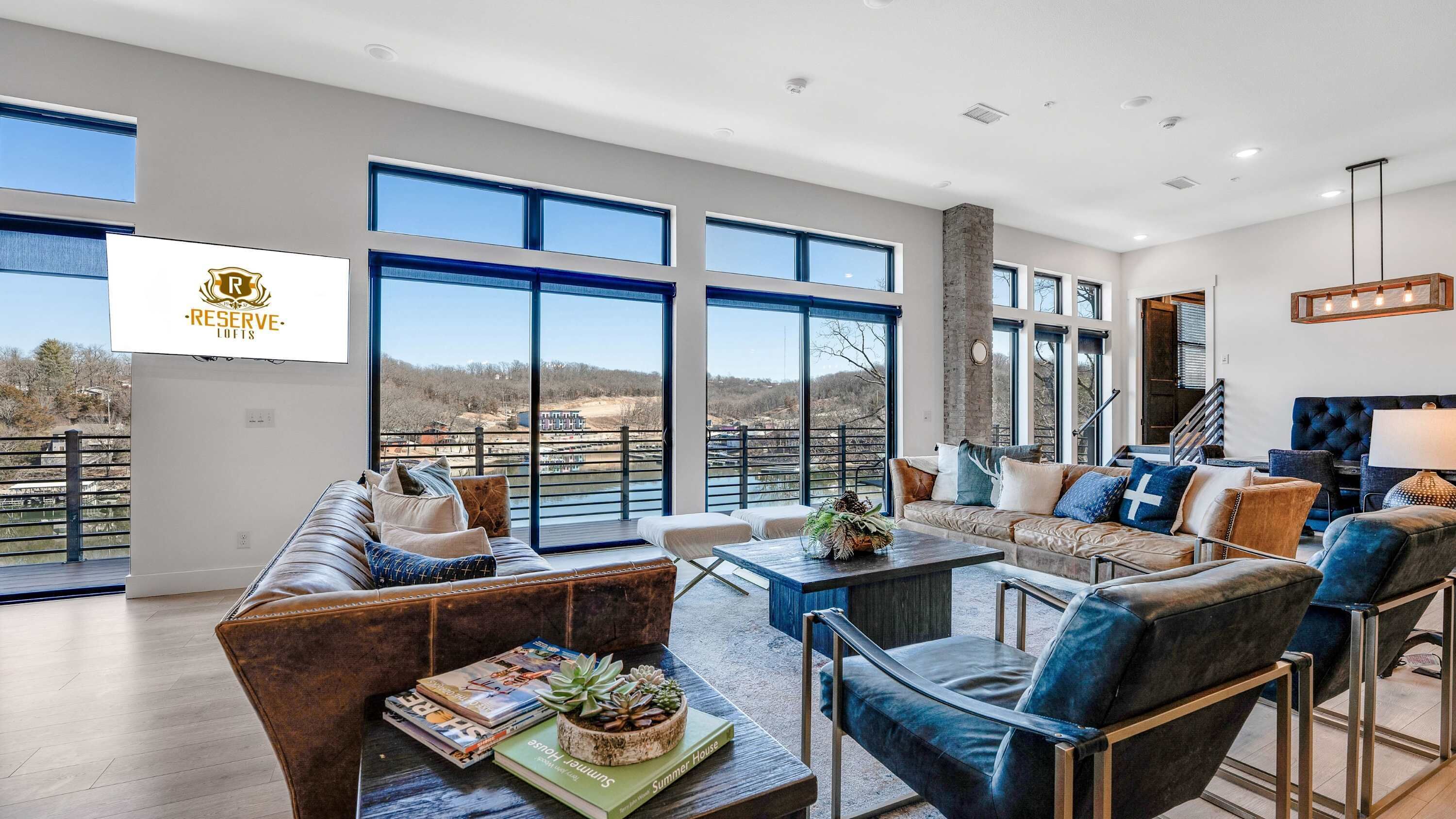 Een televisie, videogames en een kantoor