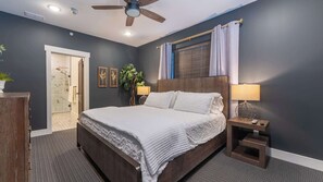 6 bedrooms, desk, WiFi, bed sheets - The Penthouse loft at 1932 Reserve! Pool, Hot tub! (Osage Beach)