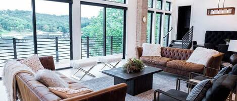 تلفزيون، ألعاب فيديو، مكتب