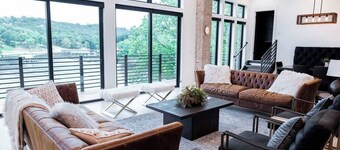The Penthouse loft at 1932 Reserve! Pool, Hot tub!