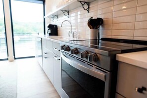 Een koelkast, een magnetron, een oven, een kookplaat