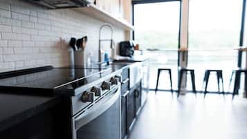 Een koelkast, een magnetron, een oven, een kookplaat