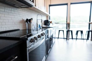 Een koelkast, een magnetron, een oven, een kookplaat