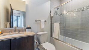 Een douche, een haardroger, handdoeken, shampoo