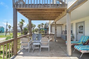 Property grounds - Family-Friendly Gulf-View Beach House •  Beach Gear • Parking • Sleeps 10 (Galveston)