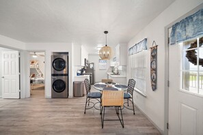 Dining - Family-Friendly Gulf-View Beach House •  Beach Gear • Parking • Sleeps 10 (Galveston)