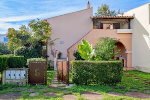 Property grounds - Holiday Home 'Trilo Marina' with Private Terrace, Garden and Air Conditioning (San Teodoro)