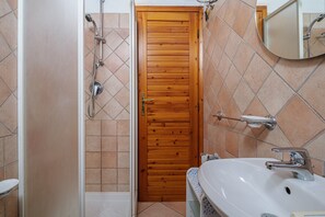 Shower, free toiletries, hair dryer, towels - Holiday Home 'Trilo Marina' with Private Terrace, Garden and Air Conditioning (San Teodoro)