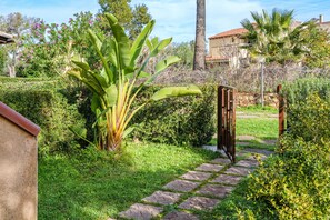 Property grounds - Holiday Home 'Trilo Marina' with Private Terrace, Garden and Air Conditioning (San Teodoro)