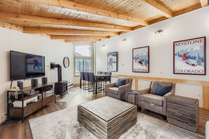Smart TV y chimenea 