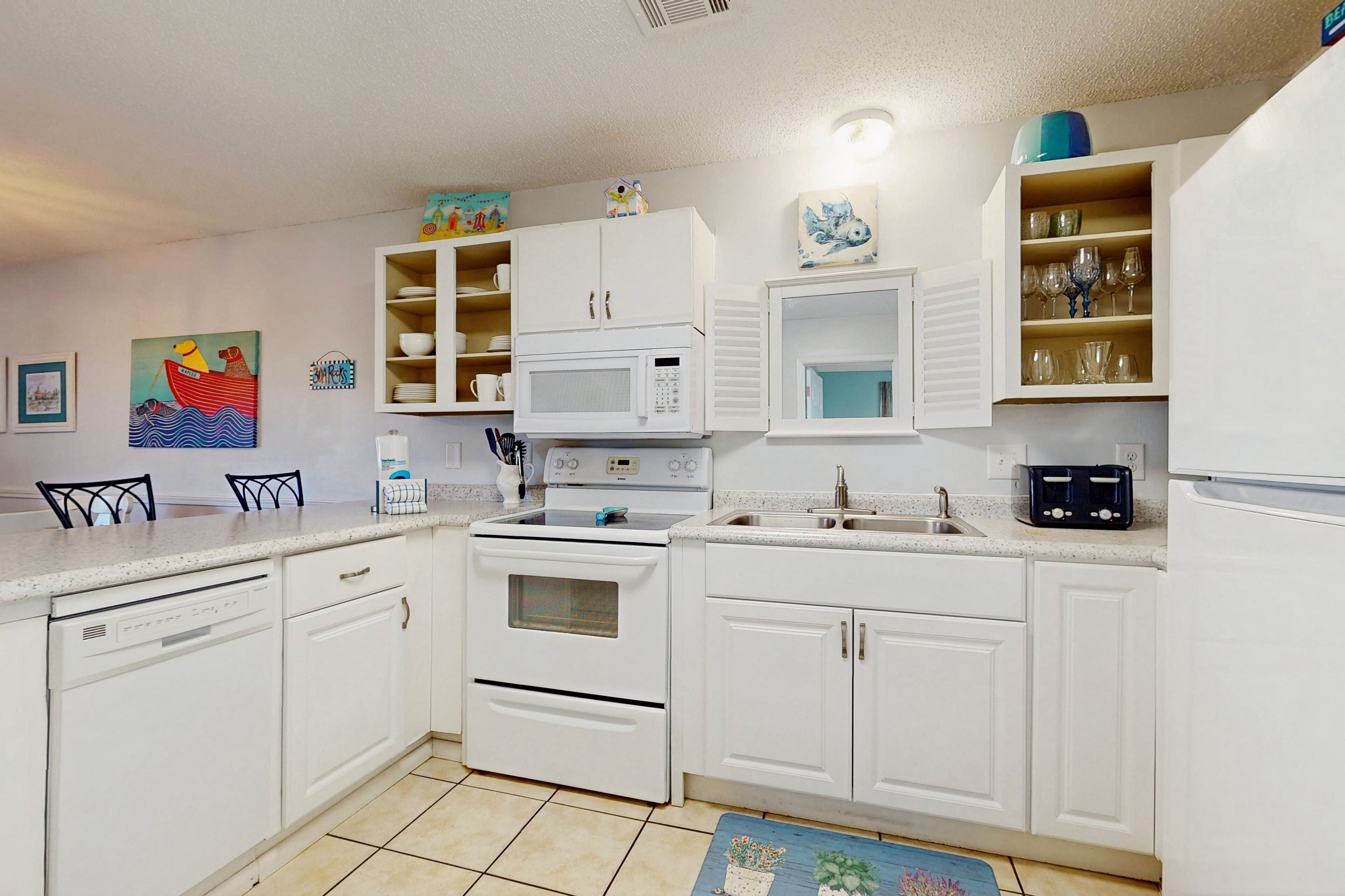 Réfrigérateur, four à micro-ondes, un four, surface de cuisson