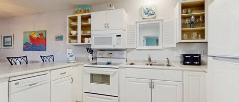 Kjøleskap, mikrobølgeovn, ovn og kokeplater