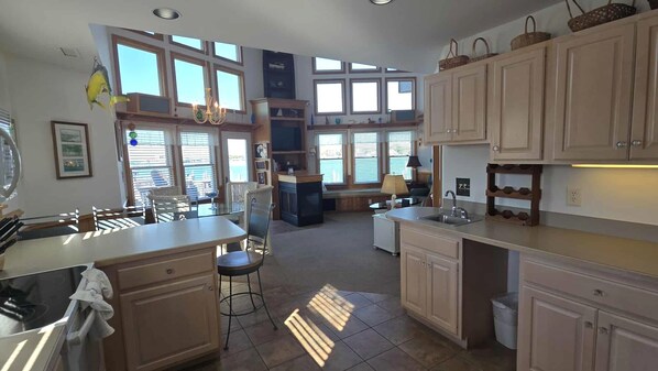 Refrigerador, microondas, lavavajillas y cafetera y tetera 