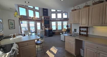 Waterfront Villa with Breathtaking Views of the Harbor