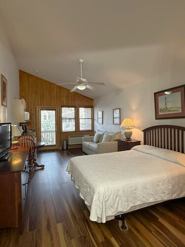 CV8B: Studio with Balcony