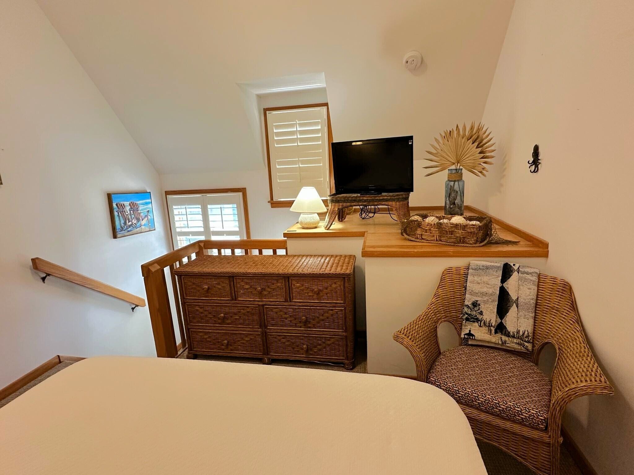 Bedroom (alternate view)