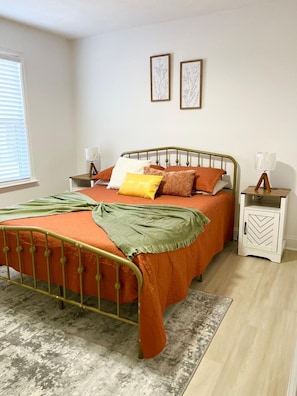 3 habitaciones, escritorio y tabla de planchar con plancha