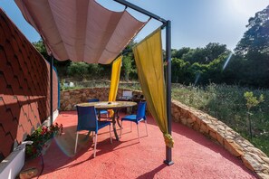 Outdoor dining - Bungalow 'Lavanda' with Sea View, Wi-Fi and Air Conditioning (Tusa)