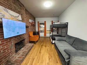 Living area - Midtown Manhattan Gem Near Macy’s, Empire State & Subway (New York)