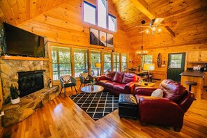 Smart TV, fireplace, video games, DVD player - New River Log Cabin | Waterfront • Sauna • Jet Tub (Pulaski County)
