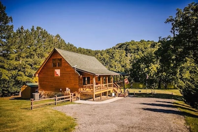 New River Log Cabin | Waterfront • Sauna • Jet Tub