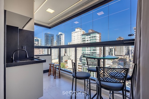 Apt w/ Gourmet Balcony 700m From the Beach Bon1101